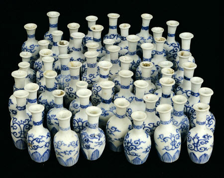 A Selection Of Chinese Vases Recovered From The Nanking Cargo von 