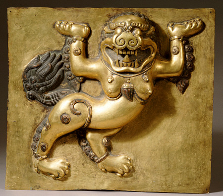 A Tibetan Gilt-Copper Panel Cast In Deep Relief With A Lion, Standing On Both Hind Legs, 18th Centur von 