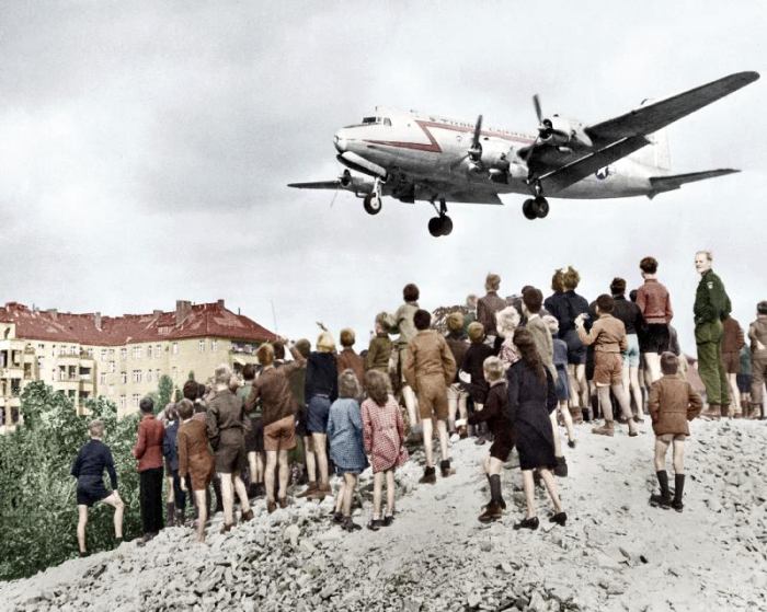 Berlin airlift : Blockade of Berlin by russian : Berliners looking at arrival of planes, approaching von 