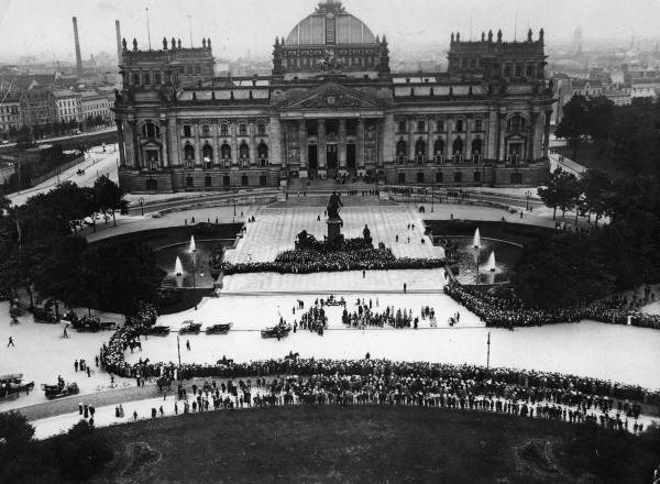 Berlin,Reichstag von Siegessaeule/Haeckel von 
