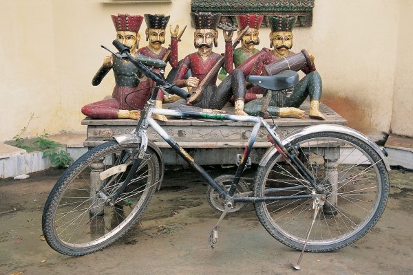 Bicycle at musicians statues , Udaipur, Rajasthan , India (photo)  von 