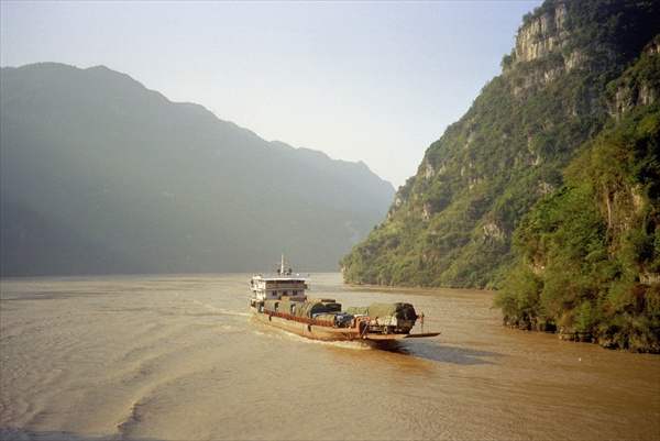Boat on the Yangtse River, China, 2001 (colour photo)  von 
