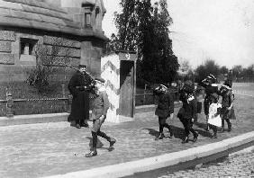 Berl.Kinder auf Patrouille vor Botschaft