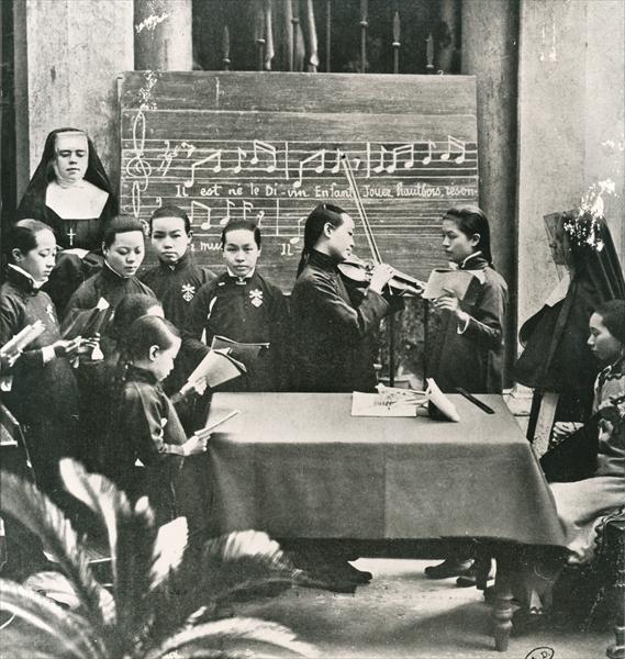 Carol practice in a French mission in China, early twentieth century (b/w photo)  von 