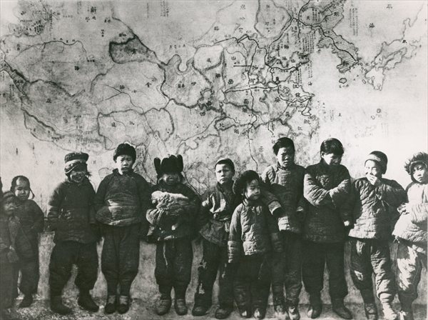 Chinese children in front of a mural, 1933 (b/w photo)  von 