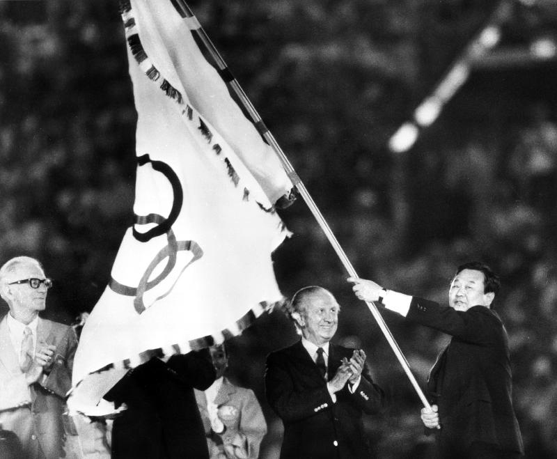 Closing ceremony of Olympic Games in Los Angeles: Mayor of Seoul, Bo Hyun Yum, with olympic flag, an von 