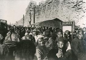 Crowd around a travelling theatre in Tien-Tsin, 1902 (b/w photo) 
