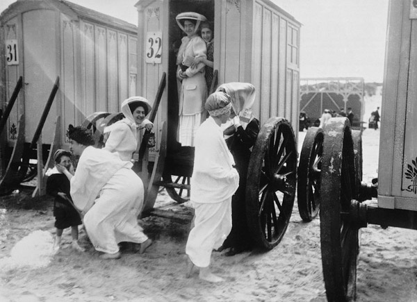 Damen am Badekarren Norderney um 1910 von 