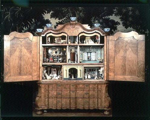 Doll's house cabinet made by Sara Ploos van Amstel (d.1760) 1743 (walnut veneer on oak) von 