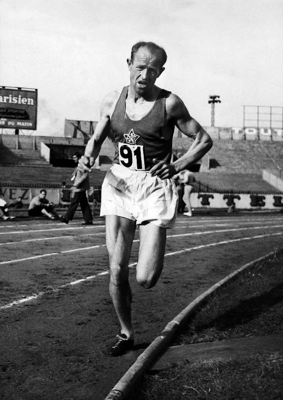 Emil Zatopek, czech runner during a 5000m race von 