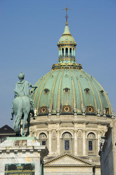 Equestrian statue of Frederick V (1723-66) with the dome of the Marmorkirken-Frederikskirken (photo) von 