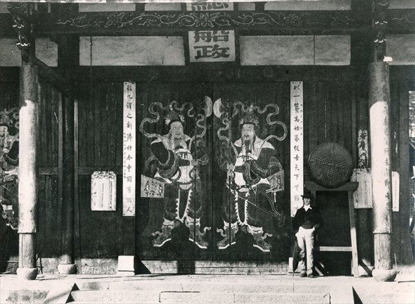 European man in front of Chinese temple, c.1860 (b/w photo)  von 