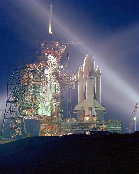 exposition nocturne de la navette spatiale Columbia pour sa 1ere mission STS-1 3 mai 1981