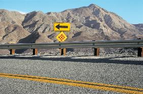 Empty road arrow-sign and dividing line (photo) 