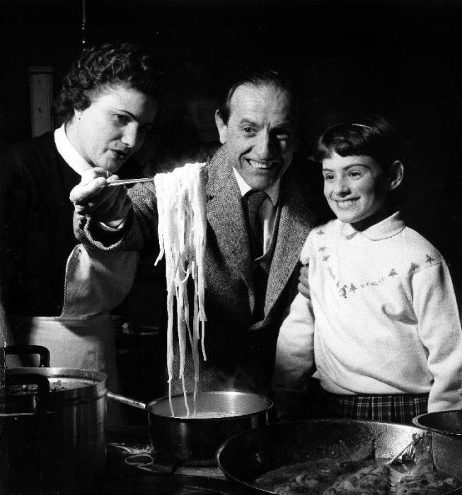 famille preparant des spaghetti et du poisson repas nourriture family preparing fish and pasta casse von 