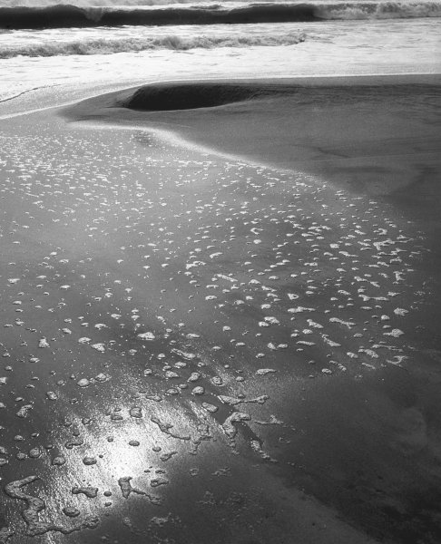Foam on sand, Porbandar (b/w photo)  von 