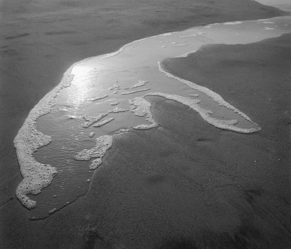 Foam water on sand, Porbandar (b/w photo)  von 