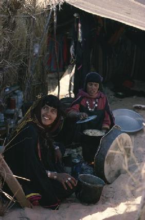 Females cooking, Bedouin encampment, Grand Erg Oriental (photo) 