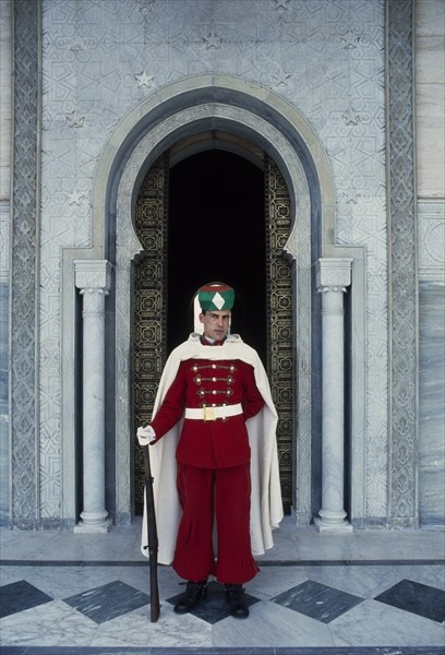 Guard in front of the tomb of Mohamed V of Morocco (1909-1961) (photo)  von 