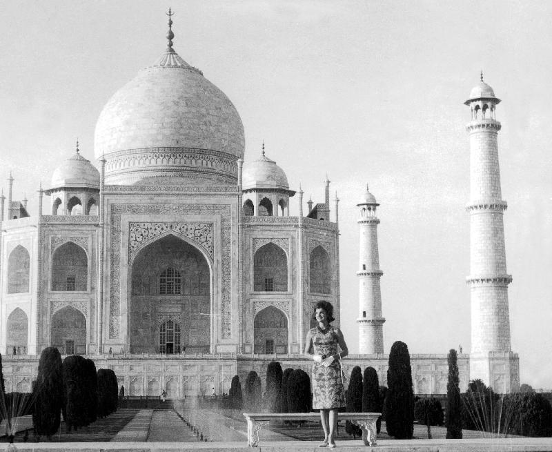 Jackie Kennedy in front of the Taj Mahal, India von 