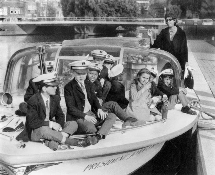 Josephine Baker and her children on a boat in Amsterdam von 