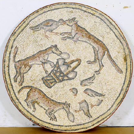 Late Roman / Byzantine Mosaic Roundel Depicting Foxes And A Basket Of Eggs von 