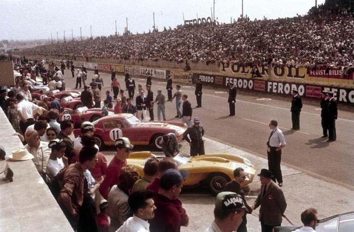 Le Mans racing circuit, France. The cars are lined up in the pits, with the spectator stands opposit von 