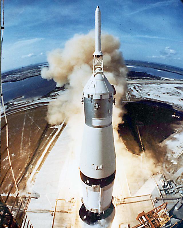 Lift off of Apollo 11 mission, with Neil Armstrong, Michael Collins, Edwin Buzz Aldrin in Kennedy Sp von 