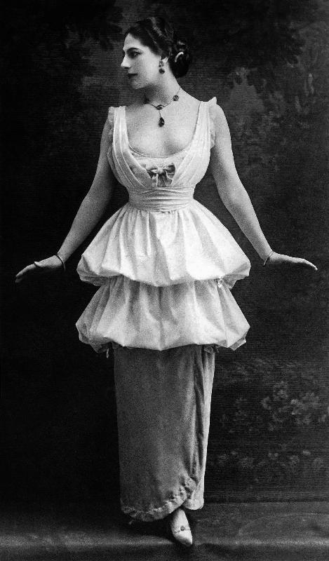 Margaretha Geertruida Zelle called Mata Hari dutch dancer and spy for the Germany von 