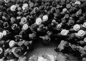Menschenmenge aus Vogelschau/1910