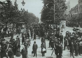 Menschenmenge auf Lindenpromenade/Foto