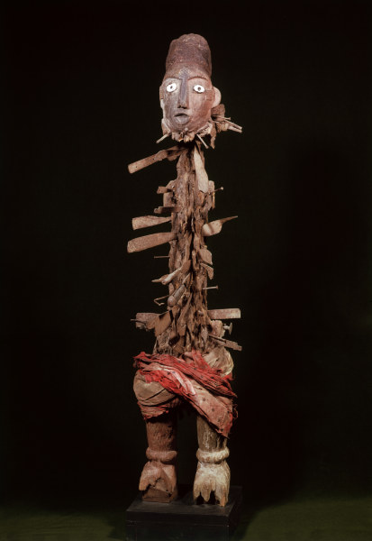 Nkisi Figure, Kongo / Wood. von 