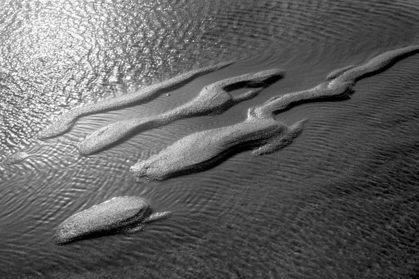 Sea and sand, Porbandar II (b/w photo)  von 