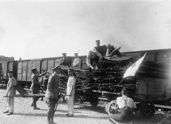 Soldaten verladen Tragbahren,Berlin 1914 von 
