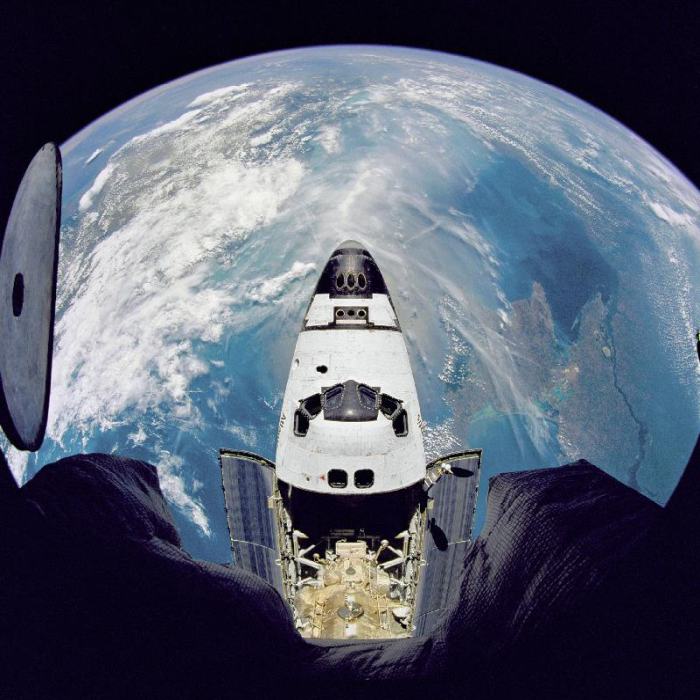 Space shuttle Atlantis from orbital station Mir von 