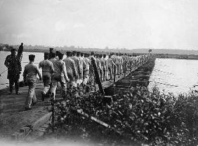 Soldaten ueberqueren Pontonbruecke/1907