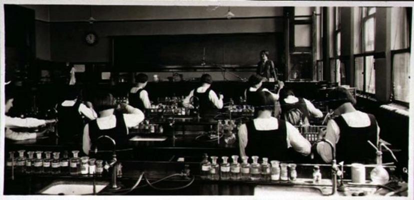 Science Lesson at the London Grammar School for Girls, 1936 (sepia photo) von 