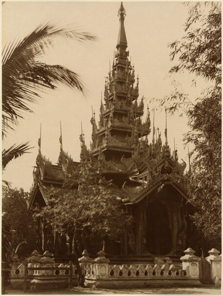 Temple in Mandalay, Burma, late 19th century (albumen print) (b/w photo)  von 