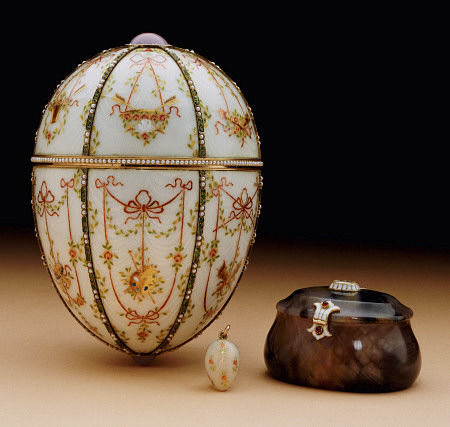 The Kelch Bonbonniere Egg Pictured With Its Surprises, Faberge, 1899-1903 von 
