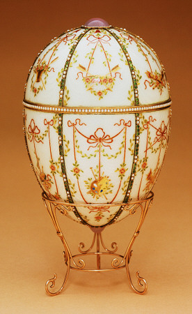 The Kelch Bonbonniere Egg Shown In A Gold Egg-Stand Of Scroll Design, By Faberge 1899-1903 von 