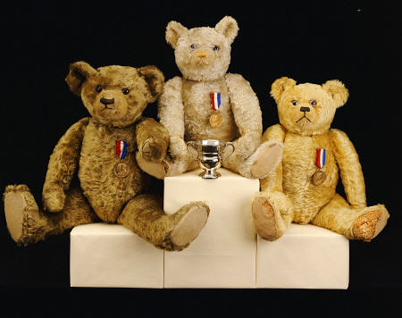 Three Farnell Teddy Bears On A Medal Winners Plinth von 