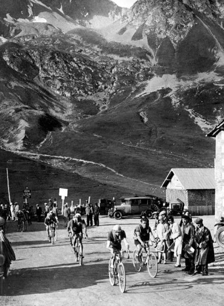 Tour de France 1929, 15th leg Grenoble/Evian on July 20 : here Antonin Magne ahead at the Lautaret p von 