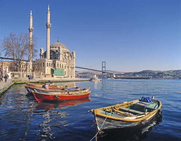 View of the Mosque of Abdulmecid at Ortakoy with the Bosphorous Bridge in the background (photo)  von 