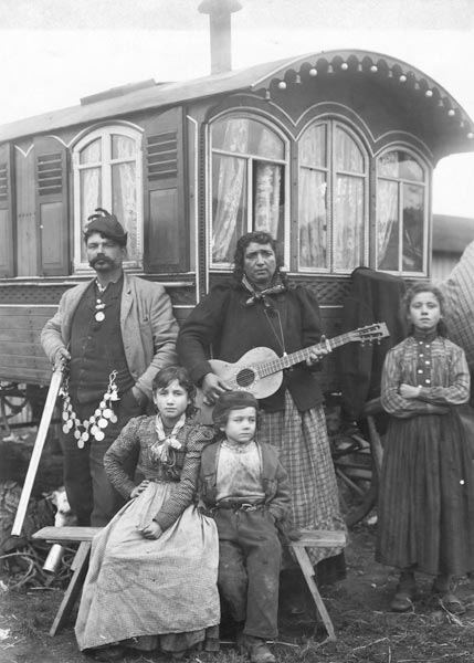 Voelkerkunde/ Zigeunerfamilie um 1920 von 