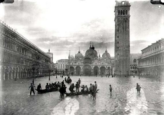 View of Flooded Piazza S. Marco (b/w photo) 1880-1920 von 