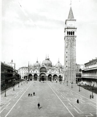 View of Piazza S. Marco (b/w photo) 1880-1920 von 