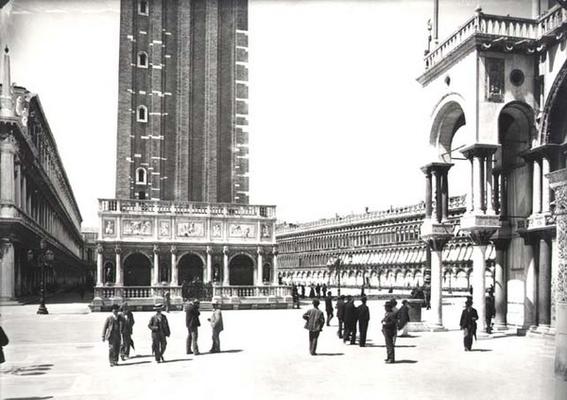 View of Piazza San Marco and the Loggetta from the Porta della Carta (b/w photo) von 