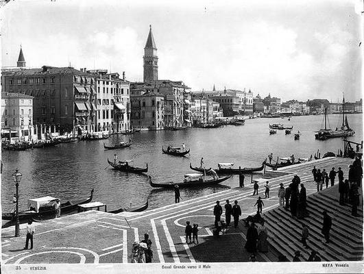 View of the Grand Canal looking towards the Molo (b/w photo) 1880-1920 von 