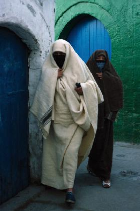 Women walking in the street, Essaouira (photo) 