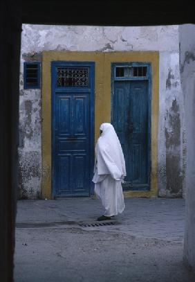 Woman in the street, Essaouira (photo) 